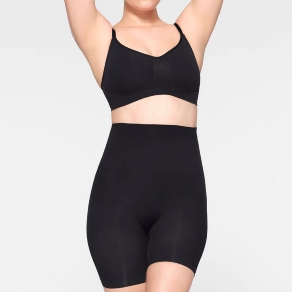 SKIMS Seamless Sculpt Mid Thigh Short Onyx L/XL - Picture 2 of 5